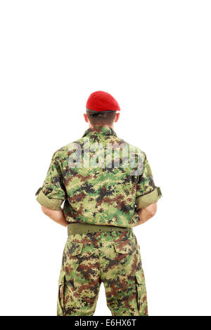 Soldat de l'armée militaire avec refoulés en uniforme et le comité permanent en camouflage Banque D'Images