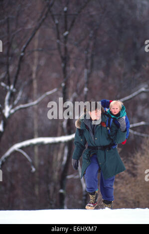 Bucky & Laurie Brownell randonnée d'hiver à Andover, New Hampshire USA Banque D'Images