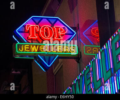 Les meilleurs bijoutiers indiens sur le Rusholme Curry Mile, au centre de Manchester, en Angleterre la nuit Banque D'Images