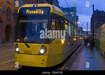 Les trams jaunes Manchester au crépuscule, England, UK Banque D'Images