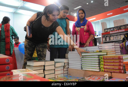 New Delhi, Inde. 24 août, 2014. Personnes visitent la foire du livre de Delhi 2014 le deuxième jour de l'événement au Pragati Maidan à New Delhi, Inde, le 24 août, 2014. © Partha Sarkar/Xinhua/Alamy Live News Banque D'Images