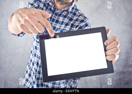 Casual homme pointant à 10 pouces de l'ordinateur tablette numérique comme exemplaire de l'espace pour votre message ou design. Banque D'Images