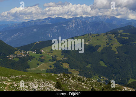 Vue sur Paysage Lago di Garda de Monte Baldo, au-dessus de ville Malcesine, Lago di Garda, la Lombardie, le Trentin, Italie, tourisme, Alpes Banque D'Images