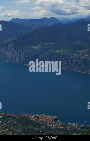 Vue sur Paysage Lago di Garda de Monte Baldo, au-dessus de ville Malcesine, Lago di Garda, la Lombardie, le Trentin, Italie, tourisme, Alpes Banque D'Images