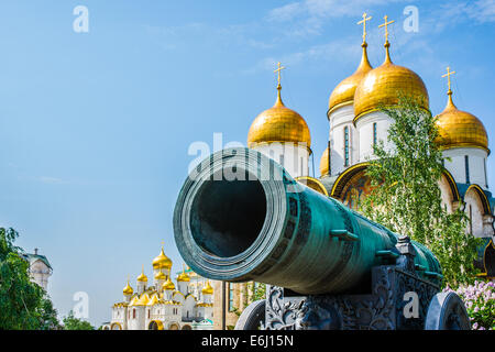 Moscow Kremlin Tour - 24. Tsar Cannon. Le canon a été coulé en 1586 par le fabricant d'armes russe Andrey Chokhov Banque D'Images