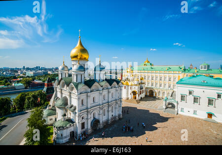 Moscow Kremlin Tour - 34. Bref panorama de la ville de Moscou et la place de la cathédrale du Kremlin. Vue sud-ouest Banque D'Images