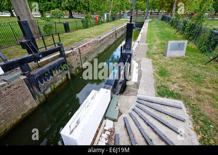 Des verrous sur la rivière Great Ouse assurant un lien entre les parties supérieure et inférieure de River Mill Meadows UK Bedfordshire Bedford Banque D'Images