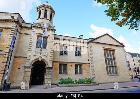 Centre d'information touristique et la mairie de St Paul's Square Bedford Bedfordshire UK Banque D'Images