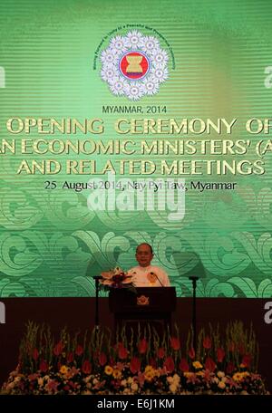 Nay Pyi Taw, le Myanmar. 25 août, 2014. Le Président du Myanmar U Thein Sein s'exprime lors de la cérémonie d'ouverture de la 46e réunion des ministres de l'économie de l'ANASE et réunions connexes au Myanmar International Convention Centre à Nay Pyi Taw, le Myanmar, le 25 août, 2014. Credit : U Aung/Xinhua/Alamy Live News Banque D'Images