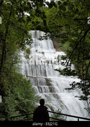 La grande chute d'admirer chez Cascades du Hérisson, dans le Jura en France Banque D'Images