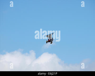 Avion ultra-léger dans le ciel bleu avec des nuages, forme, Jura, France Banque D'Images