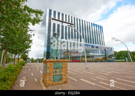 Le Cube avec le Memorial Statue d'un métallurgiste Corby à gauche rue George Corby Northamptonshire UK Banque D'Images