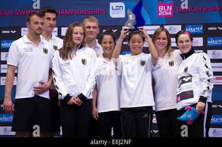 Berlin, Allemagne. 24 août, 2014. Meilleure équipe de plongée de la 32e du Championnat de natation 2014 européenne LEN de Allemagne : Sascha Klein (l-r), Stephan Feck, Tina, Punzel Oliver Homuth, Kieu Duong Phan, Maria, Mon Kurjo, Nora Subschinski de l'Allemagne représentent à la au Velodrom à Berlin, Allemagne, 24 août 2014. Photo : Maja Hitij/dpa/Alamy Live News Banque D'Images