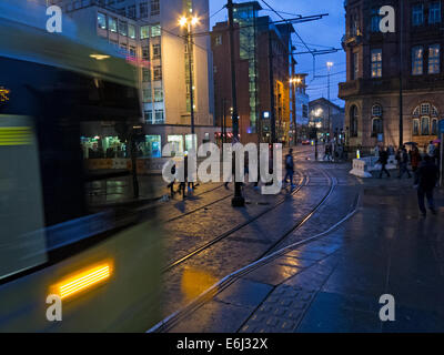 Les trams jaunes Manchester au crépuscule, England, UK Banque D'Images