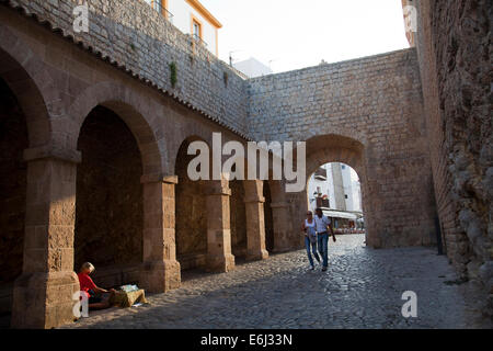 Portal de Ses Taules Passage à Dalt Vila en vieille ville d'Ibiza - Ibiza Banque D'Images