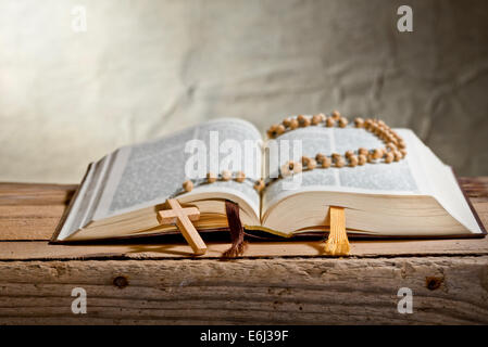 Rosaire avec bible sur le bureau Banque D'Images