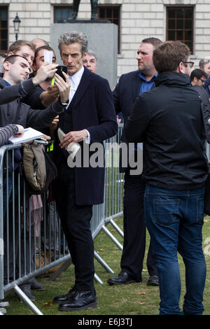 Dougan Peter Capaldi séance ses fans comme le nouveau médecin qui à Londres, en Angleterre Banque D'Images