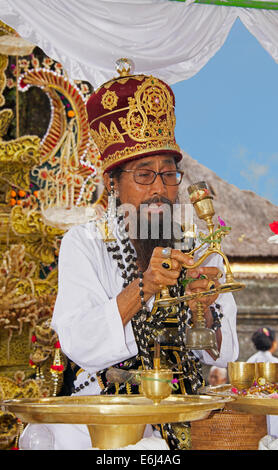 Prêtre du Temple Mengwi cérémonie religieuse Bali Indonesia Banque D'Images