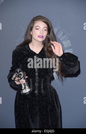 Inglewood, Californie, USA. 24 août, 2014. L'auteur-compositeur néo-zélandaise Lorde pose à la 31e MTV Video Music Awards au Forum à Inglewood, Californie, USA, 24 août 2014. Photo : Hubert Boesl/dpa/Alamy Live News Banque D'Images