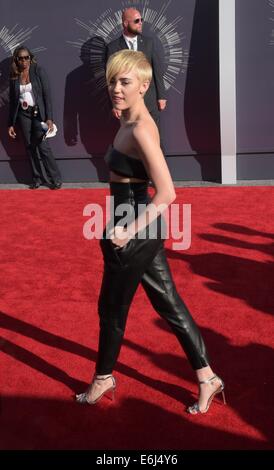 Inglewood, Californie, USA. 24 août, 2014. La chanteuse Miley Cyrus nous arrive sur le tapis rouge pour la 31e MTV Video Music Awards au Forum à Inglewood, Californie, USA, 24 août 2014. Photo : Hubert Boesl/dpa/Alamy Live News Banque D'Images