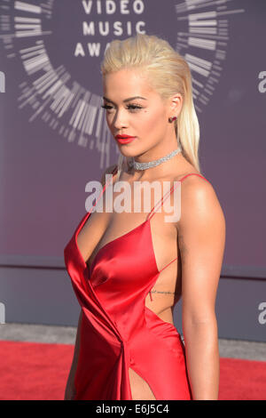 Inglewood, Californie, USA. 24 août, 2014. La chanteuse britannique Rita Ora arrive sur le tapis rouge pour la 31e MTV Video Music Awards au Forum à Inglewood, Californie, USA, 24 août 2014. Photo : Hubert Boesl/dpa/Alamy Live News Banque D'Images