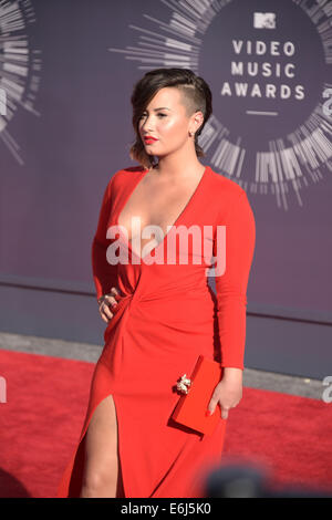 Inglewood, Californie, USA. 24 août, 2014. Le chanteur/actrice Demi Lovato arrive sur le tapis rouge pour la 31e MTV Video Music Awards au Forum à Inglewood, Californie, USA, 24 août 2014. Photo : Hubert Boesl/dpa/Alamy Live News Banque D'Images