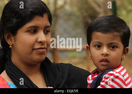 Maman indienne avec sa fille Banque D'Images