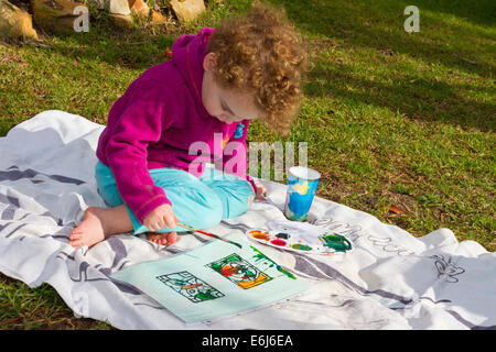 Les jeunes enfants de trois ans à l'extérieur peinture Banque D'Images