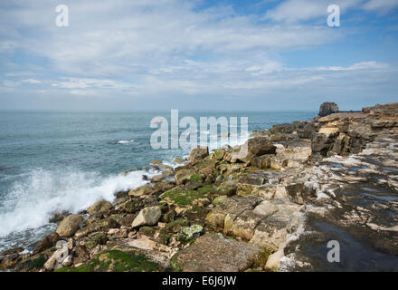 Vagues se briser à terre le long de la côte rocheuse près de Portland sur la côte jurassique, Dorset, England, UK Banque D'Images