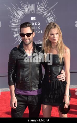 Inglewood, Californie, USA. 24 août, 2014. Le chanteur Adam Levine et sa femme et namibien Behati Prinsloo modèle arrivent sur le tapis rouge pour la 31e MTV Video Music Awards au Forum à Inglewood, Californie, USA, 24 août 2014. Photo : Hubert Boesl/dpa/Alamy Live News Banque D'Images