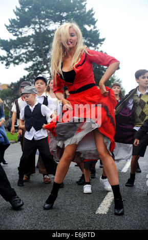 Worthing, Sussex, UK. 25 août, 2014. Le vent humide n'a pas dissuader ces danseuses à la procession annuelle Carnaval Worthing Humide et venteux aujourd'hui a balayé le pays sur cette banque août lundi férié Banque D'Images