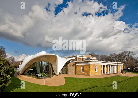 La serpentine Sackler Gallery Magazine avec le restaurant conçu par Zaha Hadid Banque D'Images