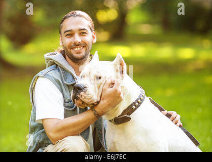 L'homme et le chien Argentino à pied dans le parc. Banque D'Images