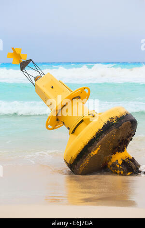 Bouée jaune sur la plage mexicaine de Playa del Carmen, Mexique Banque D'Images