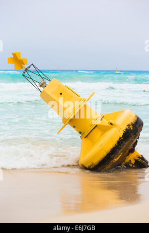 Bouée jaune sur la plage mexicaine de Playa del Carmen, Mexique Banque D'Images