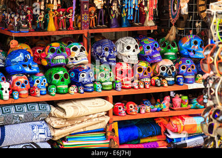 Crânes colorés souvenirs à Playa del Carmen, Mexique Banque D'Images