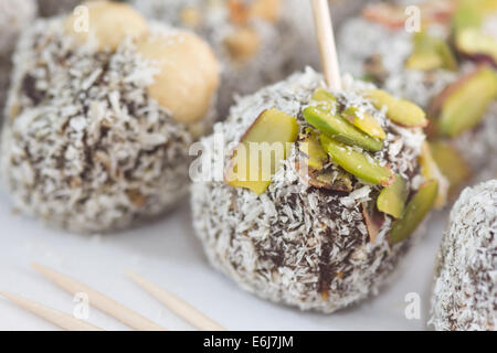 Fig dessert turc spécial recouvert de poudre de noix de coco, les noix et les pistaches. Banque D'Images