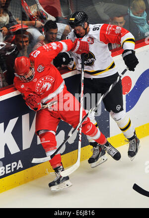 Trinec, République tchèque. 23 août, 2014. 2ème tour du groupe E de la Ligue des champions de hockey sur glace Ocelari Trinec vs Oilers de Stavanger à Trinec, en République tchèque le 23 août 2014. Lukas Jasek de Trinec (à gauche) et Tommy Kristiansen de Stavanger Oilers. Photo : CTK/Alamy Live News Banque D'Images