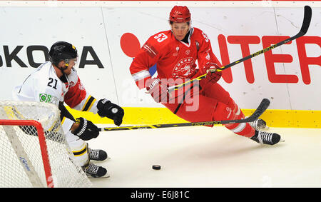 Trinec, République tchèque. 23 août, 2014. 2ème tour du groupe E de la Ligue des champions de hockey sur glace Ocelari Trinec vs Oilers de Stavanger à Trinec, en République tchèque le 23 août 2014. Daniel Roseth Oilers de Stavanger (à gauche) et Radim Matus de Trinec. Photo : CTK/Alamy Live News Banque D'Images