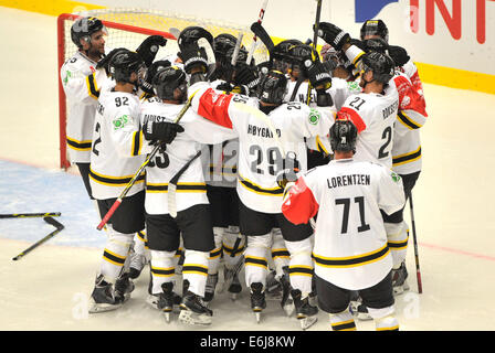 Trinec, République tchèque. 23 août, 2014. 2ème tour du groupe E de la Ligue des champions de hockey sur glace Ocelari Trinec vs Oilers de Stavanger à Trinec, en République tchèque le 23 août 2014. Les joueurs de Stavanger célébrer une victoire des Oilers. Photo : CTK/Alamy Live News Banque D'Images