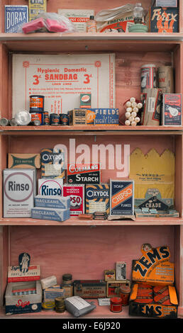 1940 replica grocers shop avec les paquets des objets domestiques sur les étagères à une reconstitution militaire historique show. UK Banque D'Images