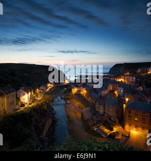 Le village de pêcheurs de Staithes sur la côte du Yorkshire, juste avant l'aube. Banque D'Images