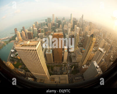 Un fisheye, vue aérienne de North Michigan Avenue (le Magnificent Mile), le lac Michigan et Chicago comme vu à partir de la chambre 360 CHICAGO. Banque D'Images