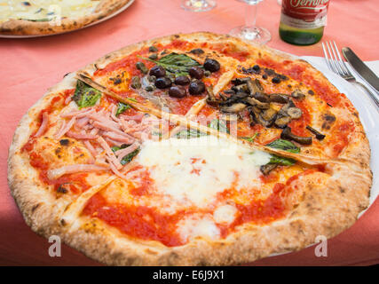 Une pizza quattro stagioni fraîchement sortie du four. Banque D'Images