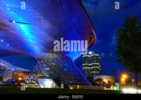 BMW Welt à Munich dans la nuit, Bavaria, Germany, Europe Banque D'Images