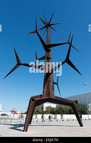 Lisbonne, Portugal - 07 août 2014 : la sculpture moderne et le centre commercial Vasco da Gama dans le Parque das Nações (Parc des Nations), Lisbonne, Portugal. L'un des plus grands centres commerciaux de Lisbonne Banque D'Images