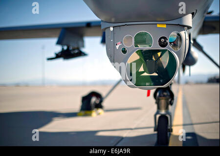 Un MQ-9 Reaper se trouve sur la ligne de vol de la base aérienne de Holloman, 19 août 2014 à Alamogordo, Nouveau Mexique. Banque D'Images