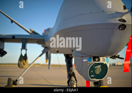 Un MQ-9 Reaper se trouve sur la ligne de vol de la base aérienne de Holloman, 19 août 2014 à Alamogordo, Nouveau Mexique. Banque D'Images