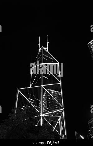 La tour de la Banque de Chine (Hong Kong) dans la nuit avec un illumiations avec reflet de bâtiment de bureaux adjacent Banque D'Images