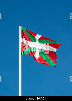 Ikurrina. Drapeau du Pays basque dans un ciel bleu. L'Espagne. Banque D'Images